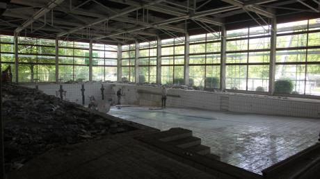 Kein Wasser und viel Staub: Das Thannhauser Hallenbad wird generalsaniert. Die Schönheitskur für die in die Jahre gekommene Einrichtung soll Ende des Jahres abgeschlossen sein. 