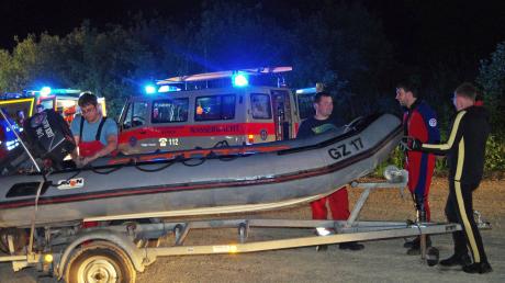 Rettungstaucher der Wasserwacht suchten nach dem 23-Jährigen.
