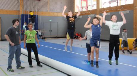 Sportwissenschaftler Stefan Herold (links) und Alexandra Wallner haben die Aufsicht bei der Kinderturnschule. Das Programm wurde vom BLSV und BTV entwickelt. Die Kinder der Grundschule Ursberg haben es ausprobiert.