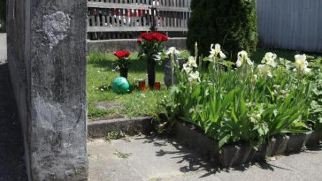 Im Gedenken an das Opfer haben Freunde Blumen aufgestellt. 
