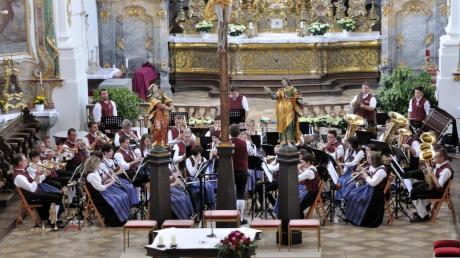 Der Breitenthaler Musikverein begeisterte bei seinem Konzert in der Roggenburger Kirche die Zuhörer.  
