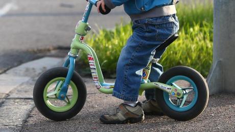 Ein Kleinkind auf einem Laufrad ist in Thannhausen von einem Auto erfasst worden.