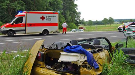 Ein fröhlicher Ausflug von fünf jungen Leuten in einem gelben Cabrio endete mit einem schweren Unfall auf der Staatsstraße 2023 zwischen Edelstetten und Thannhausen. 