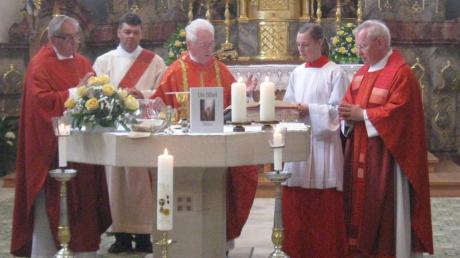 Sein Dienst am Nächsten wird in Thannhausen wertgeschätzt: Pfarrer Hans Kloning (Mitte) feierte Priesterjubiläum.