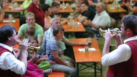Mit mehreren Solovorträgen, bei denen sich die Musiker auch unters „Volk“ mischten, begeisterte die Musikkapelle Kirchhaslach die Waldfestbesucher. 