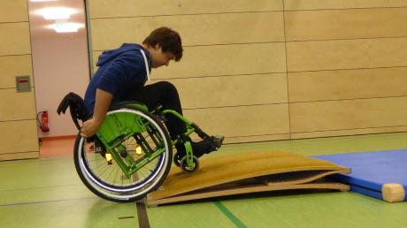 Gar nicht so einfach: Realschüler durften ausprobieren, wie schwierig die Fahrt mit einem Rollstuhl über eine Rampe sein kann. 
