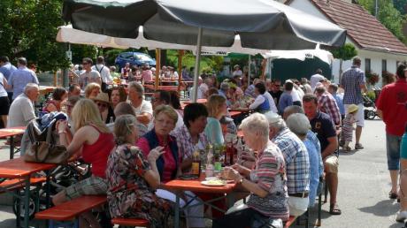 Das Brunnenfest wurde in Billenhausen gefeiert. Besucher von Nah und Fern genossen das gesellige Beisammensein. 
