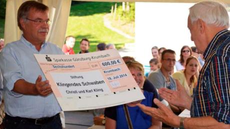 Eine Spende in Höhe von 600 Euro übergab Geschäftsführer Hans-Günter Kanderske (links) an die Stiftung Klingendes Schwaben Christl und Karl Kling. Rechts im Bild: Professor Karl Kling. 