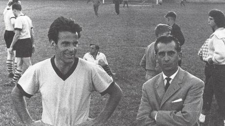 Halbzeit in einem Prominentenfußballspiel im August 1959 am Krumbacher Waldsportplatz. Studiendirektor Alfons Schmid (rechts) begegnet dem Schauspieler Maximilian Schell. 