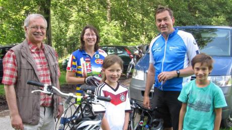 Zur Tour von Landrat Hubert Hafner (links) kam Bürgermeister Hubert Fischer (rechts) mit ganzer Familie: Frau Brigitte und den Kindern Stefanie und Markus. 