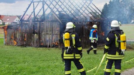 Durch Kinderzündelei ist ein Stadel am Ortsrand von Deisenhausen gestern in Brand geraten. Die Feuerwehrleute ließen das Gebäude kontrolliert abbrennen.