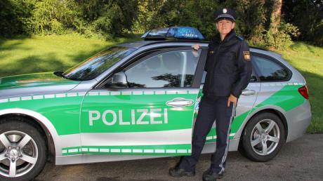 Die Polizei bald in blauer Uniform? Derzeit läuft bei Bayerns Polizei ein Trageversuch. Unser Bild zeigt Polizistin Ulrike Heisch aus Krumbach mit dem blauen österreichischen Modell.