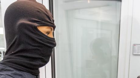 Maskierte Räuber sind in eine Spielhalle in Günzburg eingedrungen.