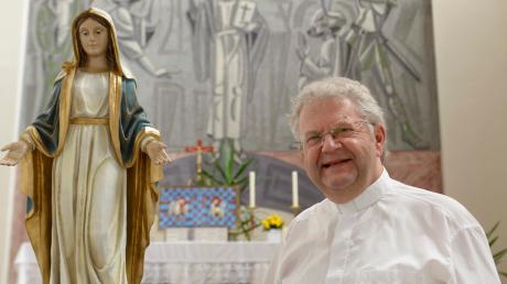 Zum ersten Mal ist Mariä Himmelfahrt in Leipheim ein Feiertag. Pfarrer Johannes Rauch von der katholischen Paulusgemeinde freut sich über eine neue Prozessionsmadonna, mit der die Gemeinde am Feiertag eine Lichterprozession feiern wird.
