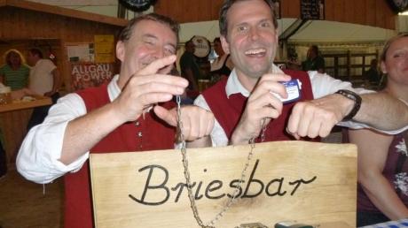 Schnupfen in geselliger Runde an der Krumbacher „Briesbar“: Auf dem Foto zeigen Thomas Schmid (links) und Peter Henzler, wie es geht. 
