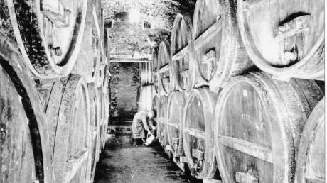 Um das Bier zu lagern, benötigten die Brauereien früher einen kühlen Keller und viel Eis, das an den Weiher gesägt wurde. 