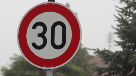 In Schönebach sollen einem Beschluss des Gemeinderats zufolge alle Seitenstraßen, die auf die Hauptstraße führen, als Tempo 30-Zone ausgewiesen werden. (Symbolbild)
