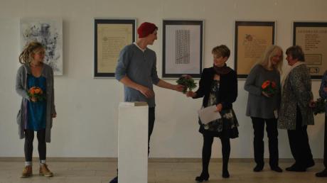 „Schrift im Experiment“, so lautet die Ausstellung der Münchner Holzbildhauerei-Studenten im Schulmuseum. Sie werden von der aus Ichenhausen stammenden Bildhauerin Barbara Quintus (Dritte von rechts) unterrichtet.  
