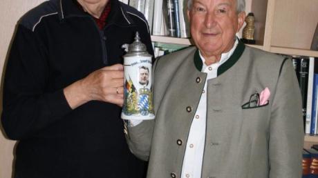 Freut sich über Bierkrüge von Karl Kling: Heimatvereinsvorsitzender Manfred Göttner (rechts). 
