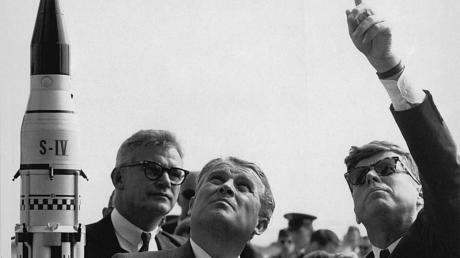 Moderne Raketen – aber zu welch schlimmem Preis? Über die Rolle von Wernher von Braun (Mitte) in der Nazizeit wird derzeit in Thannhausen kontrovers debattiert. Unser Anfang der 1960er-Jahre entstandenes Bild zeigt ihn mit Präsident John F. Kennedy (rechts). 