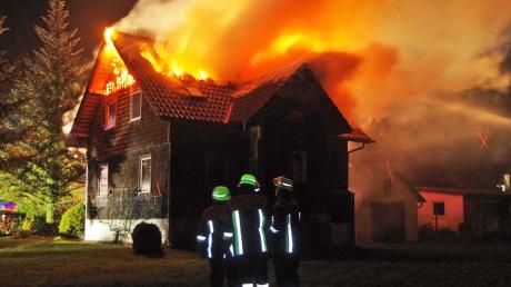 Ein Ferienhaus in Holzbauweise stand heute früh in Ebershausen (Landkreis Günzburg) lichterloh in Flammen.