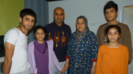 Familienaufnahme (von links) mit Mouhammad Saleh (20 Jahre), Vater Monzer Saleh (49 Jahre) und Ehefrau Maha (41 Jahre) sowie Khaled (16 Jahre), der erst vor Kurzem mit dem Vater nach Deutschland kam. Dazu die beiden zehnjährigen Zwillingsmädchen Rama (links) und Rana. 
