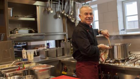 Ugo Arduini bei der Arbeit: Dank der offenen Küche können die Gäste dem Koch sogar über die Schulter schauen.