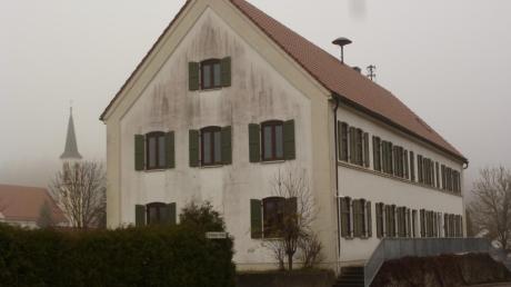 Das ehemalige Schulhaus mit Pfarrhof bleibt erhalten und soll umfassend renoviert werden. Pläne zur Nutzung wurden in der Bürgerversammlung vorgestellt. 
