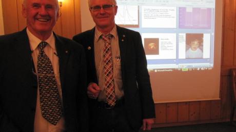 War Gast beim Hausärztlichen Qualitätszirkel Krumbach: Professor Dr. Peter Guggenbichler (links). Rechts Vorsitzender Dr. Hans-Peter Hadry.  
