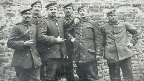 Seinem Bruder Martin schrieb Johann Drexler (dritter von links) diese Feldpostkarte im März 1917. Drei Wochen später schon geriet er in französische Gefangenschaft. 
