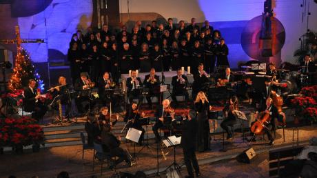 Unter dem Leitgedanken „Adeste fideles“ (Freut euch, ihr Christen) präsentierte das Orchester Fink & Steinbach gemeinsam mit Chor und Sopranistin in der Stadtpfarrkirche Maria Hilf ein beeindruckendes Konzert.  
