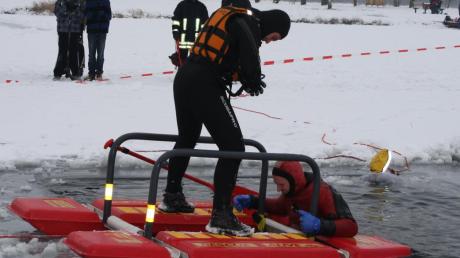 Am zugefrorenen Oberrieder Weiher zeigte die Krumbacher Wasserwacht bei einer Übung, worauf bei der Eisrettung zu achten ist.  
