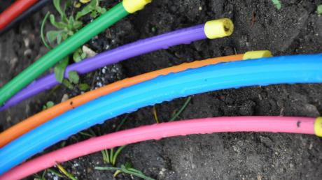 Der Ausbau der Breitbandversorgung (im Bild bunte DSL-Kabel) soll 2015 vorangehen. Für Muttershofen soll im März ein Kooperationsvertrag mit der Telekom geschlossen werden.