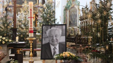In der festlich geschmückten Roggenburger Klosterkirche nahmen Familie, Freunde, Mitarbeiter und Weggefährten Abschied von Kurt Kober. Der ehemalige Alko-Vorstandsvorsitzende war am 15. Januar im Alter von 78 Jahren gestorben. 