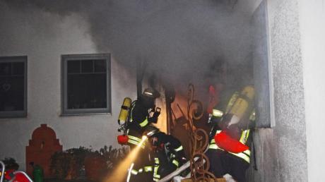Den Feuerwehren gelang es, ein Übergreifen der Flammen auf das angrenzende Wohnhaus zu verhindern. 
