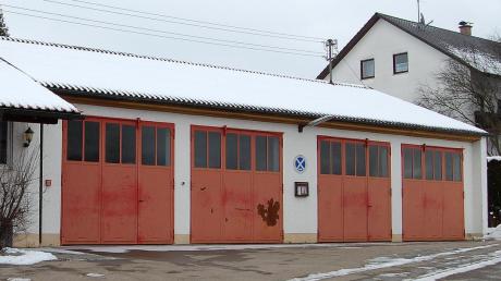Die alte Fahrzeughalle der Feuerwehr entspricht nicht mehr den modernen Anforderungen. Sie soll durch einen Neubau ersetzt werden.  
