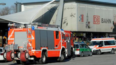 Polizei und Rettungskräfte eilten gestern Nachmittag zum Günzburger Bahnhof. Eine Frau war von einem Zug erfasst worden.  
