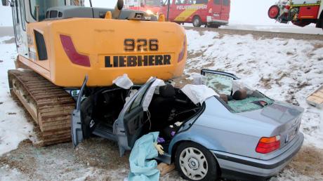 Lebensgefährliche Verletzungen hat der 35-jährige Mitfahrer in diesem Auto gestern bei einem Unfall in der Nähe von Burtenbach erlitten. Der 38-jährige Fahrer wurde ebenfalls schwer verletzt. 