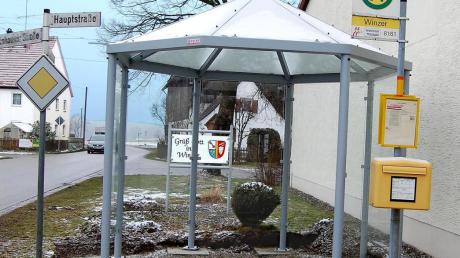 Die Schulkinder in Winzer müssen nun nicht mehr im Freien auf den Bus warten. die Gemeinde ließ ein neues Wartehäuschen errichten. 
