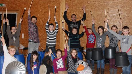 Zusammen mit Alexander Glöggler und Philipp Jungk studieren Paula Print und die Kinder der Grundschule Waldstetten eine Trommelvorführung ein.