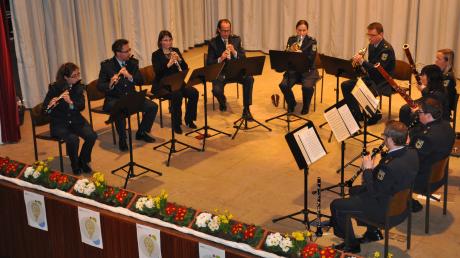 Zur Feier ihres 50-jährigen Bestehens organisierte die Volkshochschule Krumbach im Stadtsaal ein vom Kammerorchester der Bundespolizei München präsentiertes Klangerlebnis der Extraklasse. 