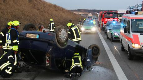 Eine 20-Jährige ist am Freitagnachmittag mit ihrem Auto auf der A8 bei Günzburg von der Fahrbahn abgekommen. Das Auto überschlug sich, die junge Frau erlitt leichte Verletzungen.