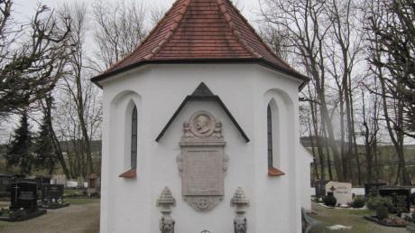 Noch immer als würdige Gedenkstätte zeigt sich das Ehrengrab von Michael Schleifer an der Ostseite der Friedhofskapelle in Niederraunau. Er starb am 3. März 1915 in Berlin. 
