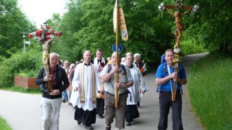 Im vergangenen Jahr führten (von links) Karl Mutzel, Hans Frank und Martin Wanner als Kreuz- und Fahnenträger die Prozession zur Mariengrotte nach dem Entsendungsgottesdienst an. 
