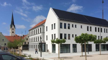 Die Aufwertung der Stadtmitte rund um das neue Rathaus im Zentrum Thannhausens kommt Bürgermeister Georg Schwarz zufolge gut an bei den Bürgern und dient mittlerweile sogar bayernweit als positives Beispiel. 
