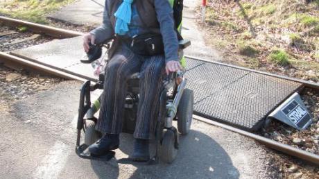 Holpriger Belag macht Menschen, die auf den Rollstuhl angewiesen sind, wiederholt Probleme. 