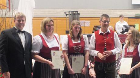 Die Geehrten mit den beiden Vorständen der Musikvereinigung: Thomas Buchholz, Sonja Weilbach (25 Jahre), Lisa-Marie Maier (10 Jahre), Franz Jäckle und Birgit Leeb (25 Jahre) (von links). 