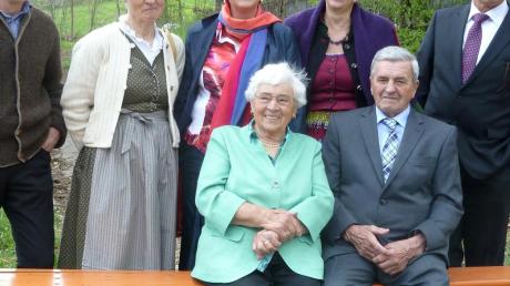 Josefa und Heinrich Sauter (vorne sitzend) feierten Diamente Hochzeit. Hinter ihnen ihre fünf Kinder Martin Sauter, Barbara Burkhart, Christa Scherr, Margit Stapf, Anton Sauter. 

