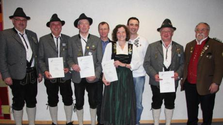Auszeichnung verdienter Mitglieder (von links): Franz Graf, Franz Mair, Robert Wank, Franz Keisinger, Adelinde Baur, Thomas Ruf, Manfred Miller, Ludwig Kreuzer. 