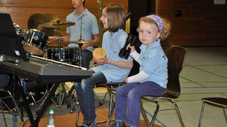 Das nennt man musikalische Früherziehung. Die erst dreijährige Mia, Tochter der Dirigentin Melanie Hartmann bei der JUKA Neuburg, zeigte beim Gemeinschaftskonzert in Thannhausen im Schlagzeug-Register keinerlei Lampenfieber.